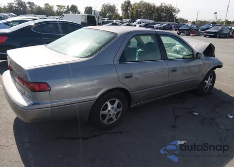 1999 Toyota Camry Le z USA, uszkodzony, nr VIN 4T1BG28K9XU559678